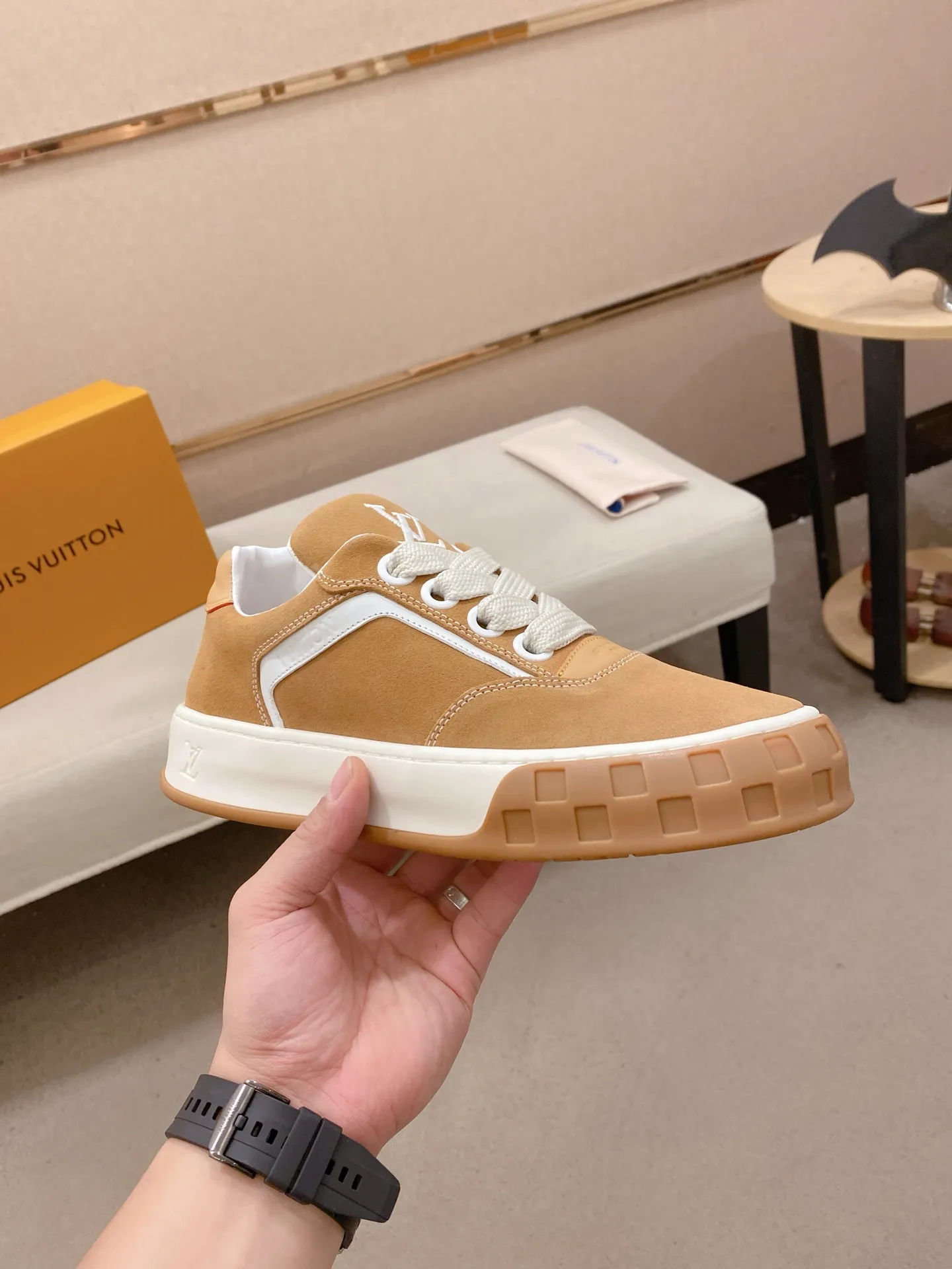 Factory price: 480💰 LV 🫏The colorful interpretation of BUTTERSOFT sneakers combines sheepskin, The colorful interpretation of LV BUTTERSOFT sneakers combines sheepskin and calfskin for a super soft feel. Designed by Pharrell Williams, this '60s-inspired shoe features a padded upper that's been crafted by Louis Vuitton craftsmen to further enhance the comfort of the leather. In addition to the LV initials, it features multiple signatures, including natural leather trim and an embossed pattern of Pharrell Williams and lobster on the side, referencing the Fall/Winter 2025 men’s show. A must-have artifact for fashionistas✅ Code number 38-44